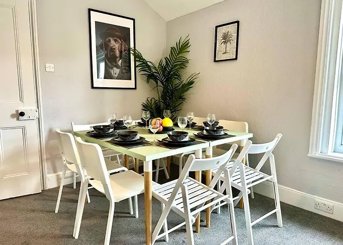Massive 4 Bedroom Duplex - Sleeps Up To 10 People - Free Parking - 5 Minutes To The Best Beach! - Great Location - Fast Wifi - Smart Tv - Newly Decorated - Sleeps Up To 10! Close To & Poole Town Centre & Sandbanks