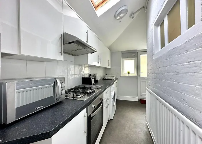 Massive 4 Bedroom Duplex - Sleeps Up To 10 People - Free Parking - 5 Minutes To The Best Beach! - Great Location - Fast Wifi - Smart Tv - Newly Decorated - Sleeps Up To 10! Close To & Poole Town Centre & Sandbanks