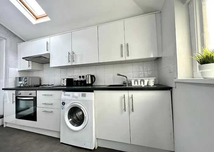 Massive 4 Bedroom Duplex - Sleeps Up To 10 People - Free Parking - 5 Minutes To The Best Beach! - Great Location - Fast Wifi - Smart Tv - Newly Decorated - Sleeps Up To 10! Close To & Poole Town Centre & Sandbanks